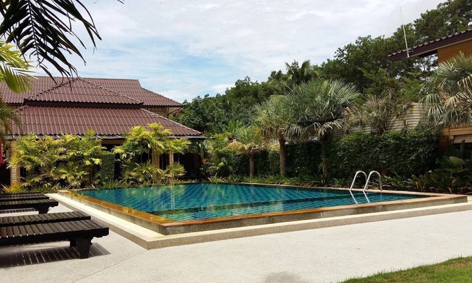 Chumphon Hotel | Discover Palm Sweet Resort: Family-Friendly with Pool Access