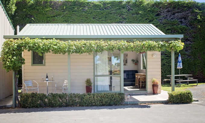 Parkvale Cottage | Cozy Palm Tree Cottage with Ocean View & Pool Amenities