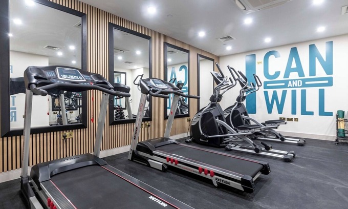 London Borough of Bromley Apartment | New Hotel with Balcony and Lift Near Station