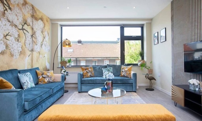 London Borough of Bromley Apartment | Palm Tree House | Birds of Feather