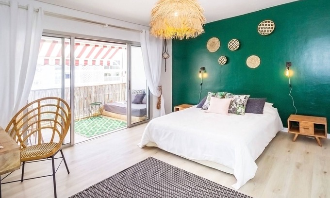 Saint-Denis Apartment | Modern Palm Tree Retreat in Heart of Saint-Denis