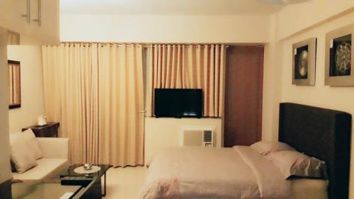 Pasay Apartment | Relax at Palm Tree Villas: Family-Friendly with Pool Access