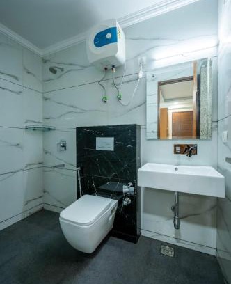 Tenkasi Hotel | Palm View Lodge Gurgaon !! Walking Distance from Medanta Hospital Sector 38