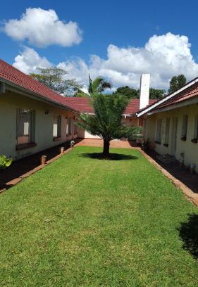 Harare East House | Cozy Palm Villa: Family-Friendly with Breakfast & Kitchen