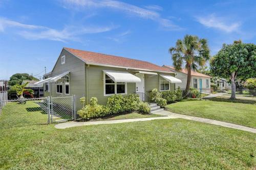 Southwest Apartment | Relax at Palm Wave: Pet-Friendly Stay in a Quiet Area