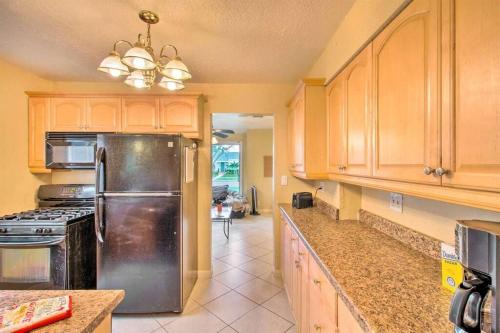 Southwest Apartment | Experience Palm Wave: Private Jacuzzis on a Quiet Lane