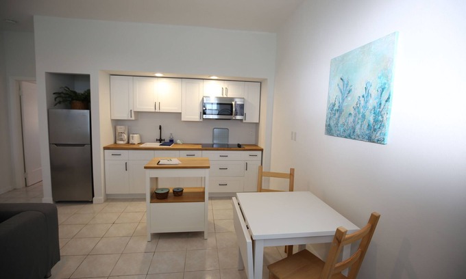 Cockburn Town Apartment | Palmeira Coral Suite: Quiet Retreat with Ocean Views