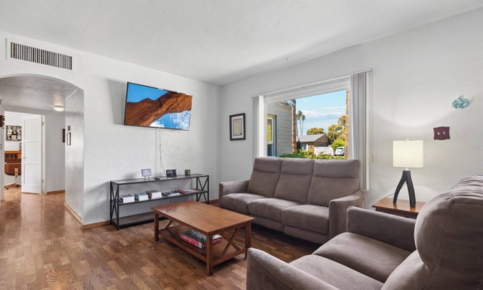 Camelback East Apartment | Pet-Friendly Palmera Place with Spa & Breakfast in Phoenix