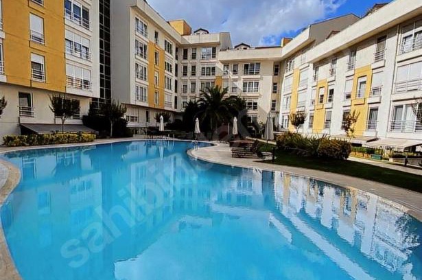 Eyup Apartment | Relaxing Retreat at Palms Evler with Inviting Pool