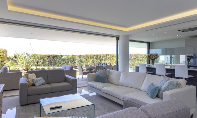 Ferragudo Apartment | Palms nº 11 - Modern Apartment with Pool & Family Amenities