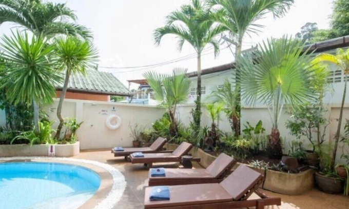 Nanai Road Hotel | Discover Palmview Resort: Family-Friendly with Pool & Dining
