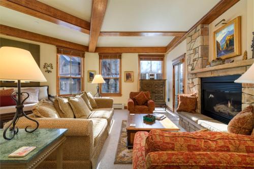 Mountain Village House | Stylish Palmyra 3D Condo: Family-Friendly & Highly Rated