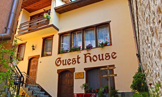 Chepelare House | Guest Rated: Palyongov Guest House with Pet-Friendly Amenities