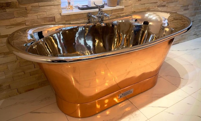Inverness City Centre Apartment | Indulge in a Beachfront Villa with Copper Tub & Ocean Views