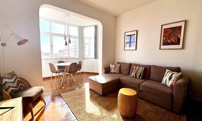 Cascais Apartment | Scenic Apartment with Spa and Kitchen in Cascais