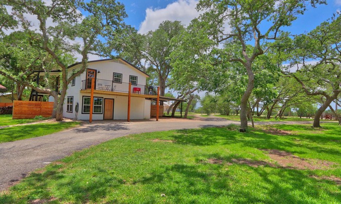 Wimberley House | Bohemian Rhapsody Retreat: Guest Rated 9.4 with Spa & Hot Tub
