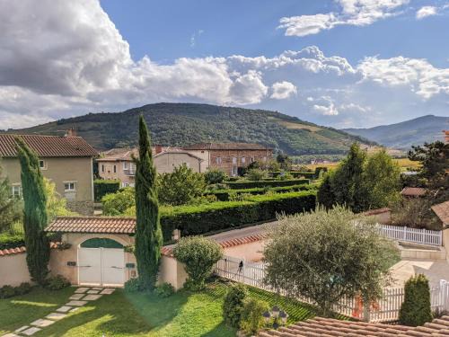 Quincie-en-Beaujolais House | Family-Friendly Panda Home with Oceanfront Pool Access