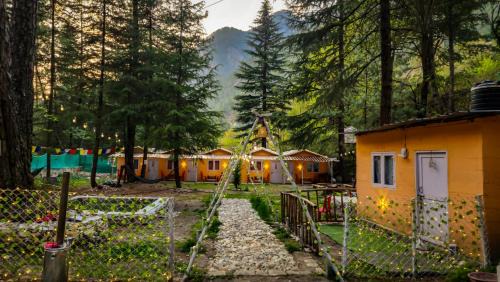 Kasol Hotel | Pet-Friendly Stay at Pandora Riverside Cafe: Rated 9.1!