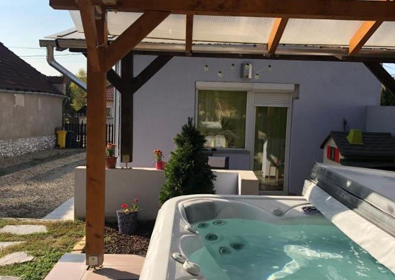 Egerszalok House | Cozy Panni Vendégház: Family-Friendly with Hot Tub!
