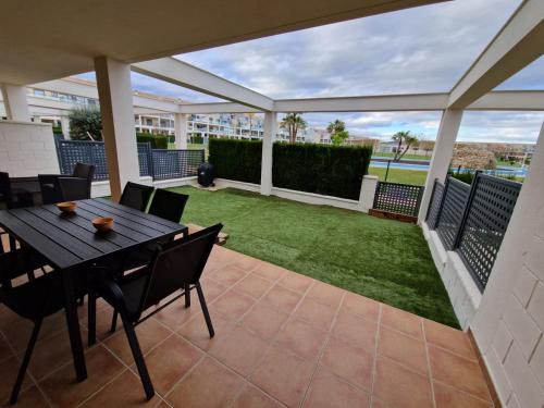 San Jorge Apartment | Panoràmic Vinaros: Oceanfront Retreat with Pool & Dining