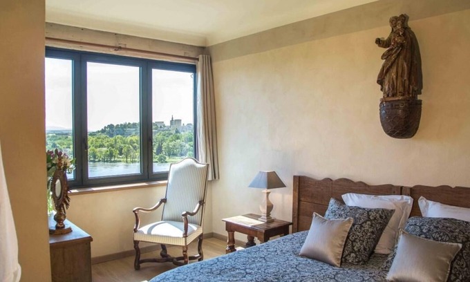 Villeneuve-les-Avignon Bed & Breakfast | Scenic Panoramic Suite with River View and Pool Access