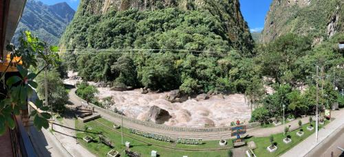 Aguas Calientes Bed & Breakfast | Inviting Panorama B&B: Family-Friendly with Breakfast Included