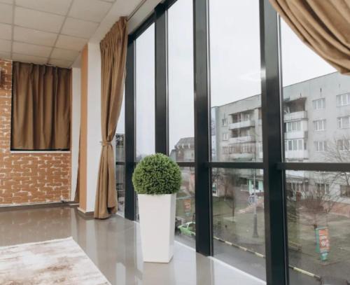 Nyzhnje Selyshche Hotel | Inviting Panorama Hotel with Dining and Family Amenities