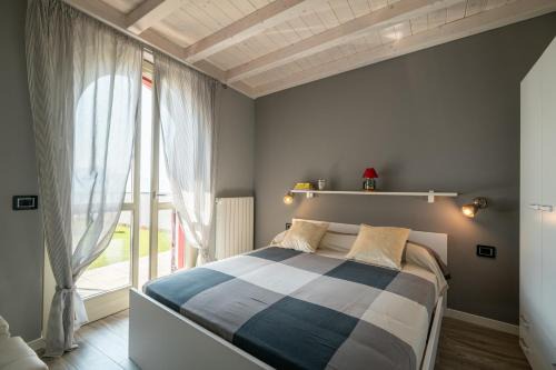 Parzanica Apartment | Panorama: Oceanfront Retreat with Pool & Kid-Friendly Fun