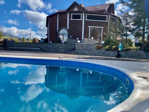 Yablunytsya House | Inviting Panorama Karpat: Beachfront Relaxation Awaits