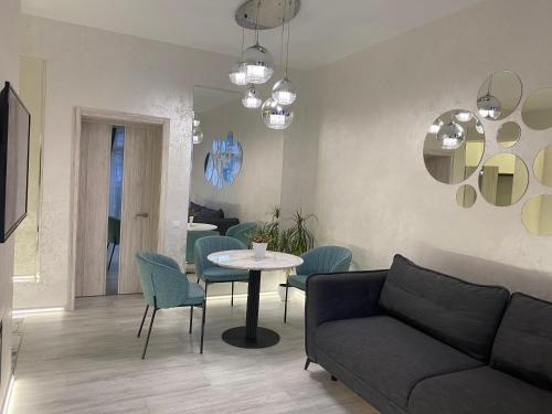 Petrovskoye Apartment | Elegant Panorama Apartment in Historic City Centre