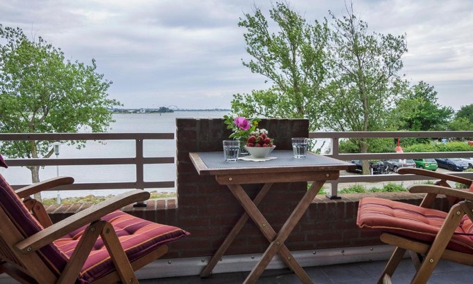 Lemkenhafen Apartment | Panorama: Scenic Sea View Maisonette in Lemkenhafen