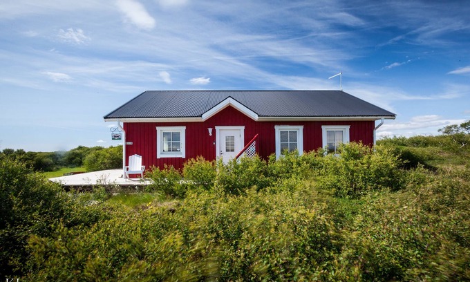 Borgarnes Cottage | Unforgettable Panorama Mountain Views with Hot Tub Retreat