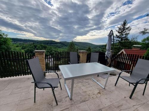 Bukkszentkereszt Apartment | Cozy Holiday Home in the Buchen Mountains, Pet Friendly