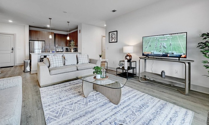 East Oak Hill Apartment | Inviting 3BR Apartment with Pool & EV Charging Access