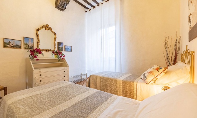 San Gimignano City Centre Apartment | Central Panoramic Apartment Il Borgo Antico - Guest Rated 9.8