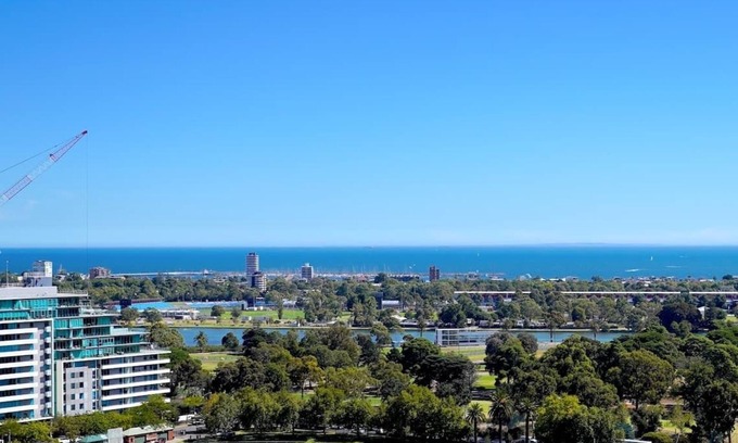 South Yarra Apartment | Panoramic City & Bay Views: Luxury Fawkner Stay