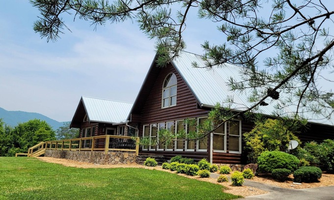 Turtletown Cabin | Majestic Mountain Retreat with Pool & Spa - Rated 9.8/10