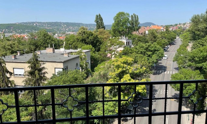 Orszagut Apartment | Scenic Retreat in Central Buda - Child Friendly & 9.5/10 Rated