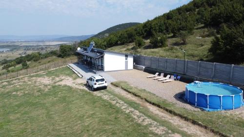 Coronini Cabin | Scenic Panoramic House: Oceanfront & Pet-Friendly Retreat