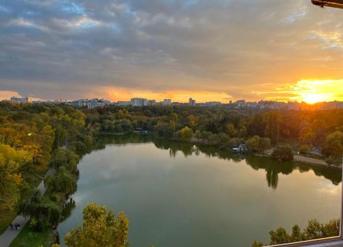 Chisinau Apartment | Panoramic Lake View