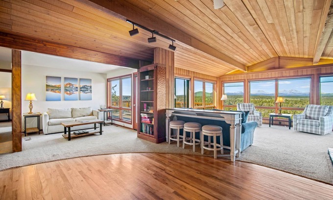Redmond House | Idyllic Mountain & River Retreat with Master Suite Bungalows