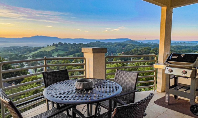 Sevierville House | Scenic Mountain Chalet with Jacuzzi, WiFi & Kid-Friendly Perks