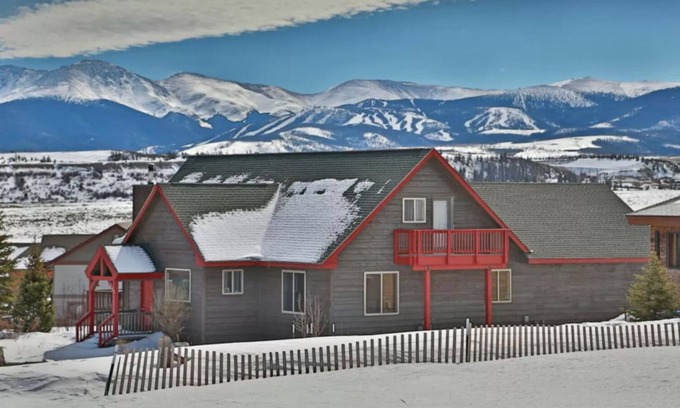 Tabernash House | Panoramic Mountain Views - with Hot Tub!