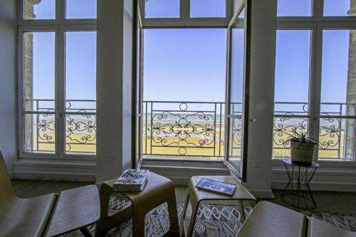 Asnelles Apartment | Family-Friendly Oceanfront Apartment at Panoramic Mulberry Beach
