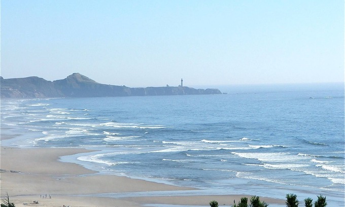 Beverly Beach House | Oceanfront Escape: Breathtaking Views & Whale Watching