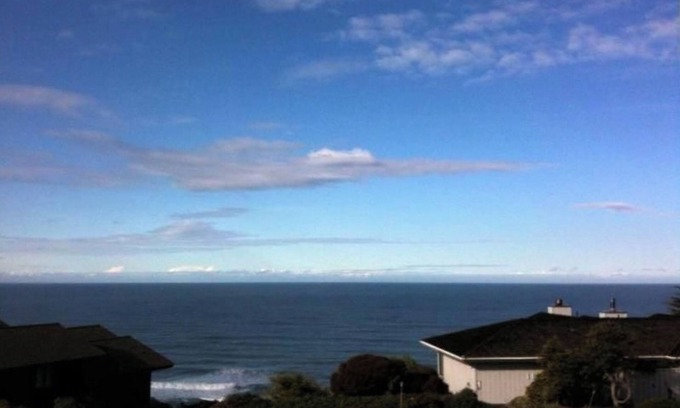 Manchester House | Cozy Oceanfront Retreat with Spa & Hot Tub at Irish Beach