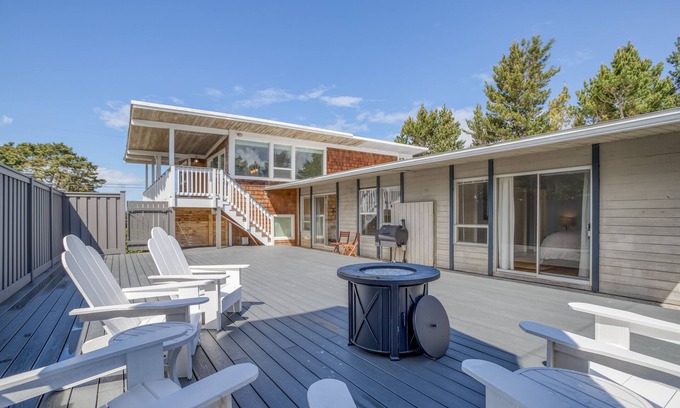 Gearhart House | Scenic Oceanfront Retreat with Fire Table & Private Patio