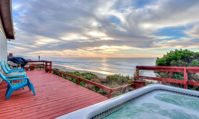 Nelscott House | Oceanfront Suites with Hot Tub & 9/10 Guest Rating!