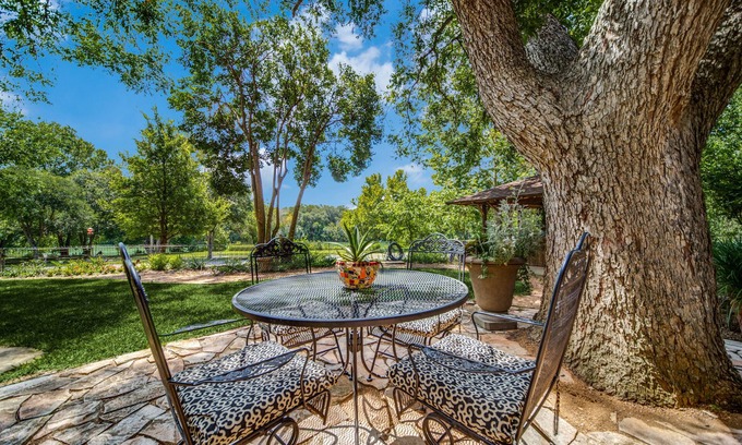 Blanco House | Unforgettable River Views & Dining Steps from Your Door