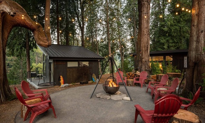 Stafford - Tualatin Valley Cottage | Idyllic Riverside Views with Pet-Friendly Amenities